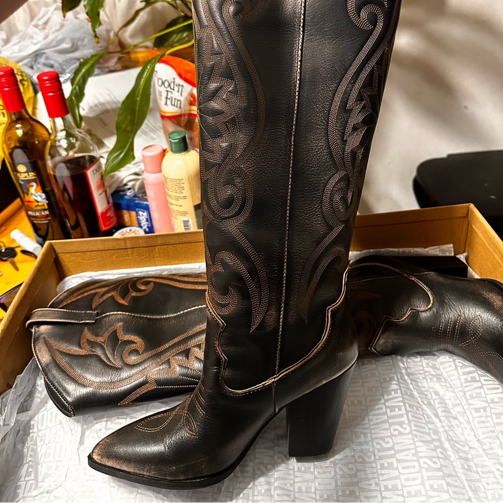 I’m selling these beautiful western boots